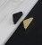 Möbelgriff Mulas – dreieckiger geometrischer Griff in Schwarz oder gebürstetem Gold. Modern und minimalistisch – egriffe.at