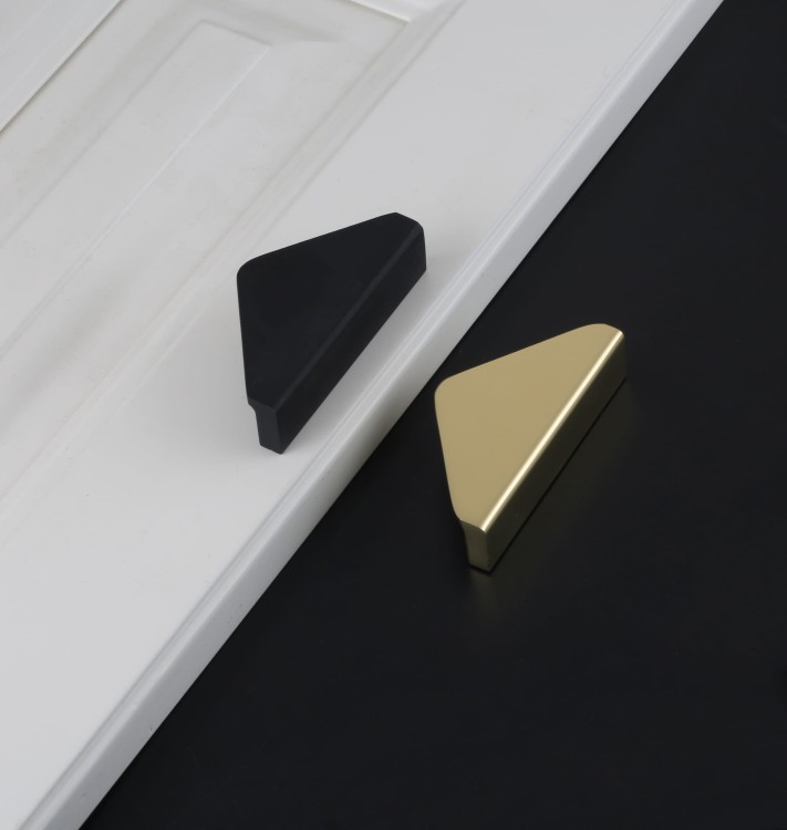 Möbelgriff Mulas – dreieckiger geometrischer Griff in Schwarz oder gebürstetem Gold. Modern und minimalistisch – egriffe.at