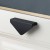 Möbelgriff Mulas – dreieckiger geometrischer Griff in Schwarz oder gebürstetem Gold. Modern und minimalistisch – egriffe.at