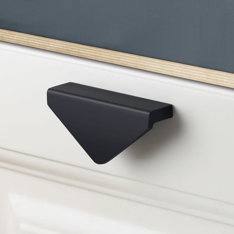Möbelgriff Mulas – dreieckiger geometrischer Griff in Schwarz oder gebürstetem Gold. Modern und minimalistisch – egriffe.at