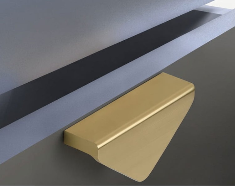 Möbelgriff Mulas – dreieckiger geometrischer Griff in Schwarz oder gebürstetem Gold. Modern und minimalistisch – egriffe.at