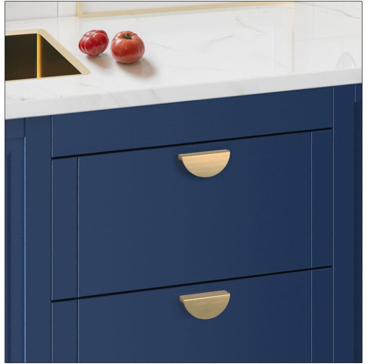 Möbelgriff Gozo – halbrunder dekorativer Griff in Gold, Champagner und Schwarz, erhältlich in 78 mm und 95 mm – egriffe.at
