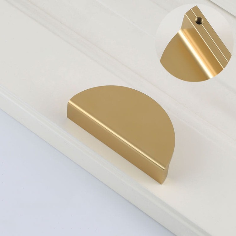 Möbelgriff Gozo – halbrunder dekorativer Griff in Gold, Champagner und Schwarz, erhältlich in 78 mm und 95 mm – egriffe.de