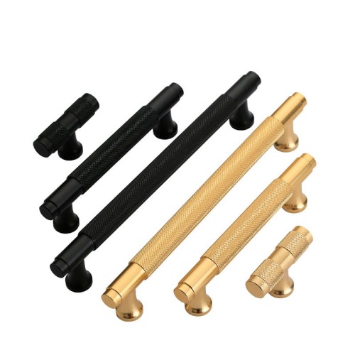 Möbelgriff Montana Schwarz/Gold – gerändelter T-Bar-Griff im Industrial-Stil, erhältlich in 128 mm und 160 mm – egriffe.de