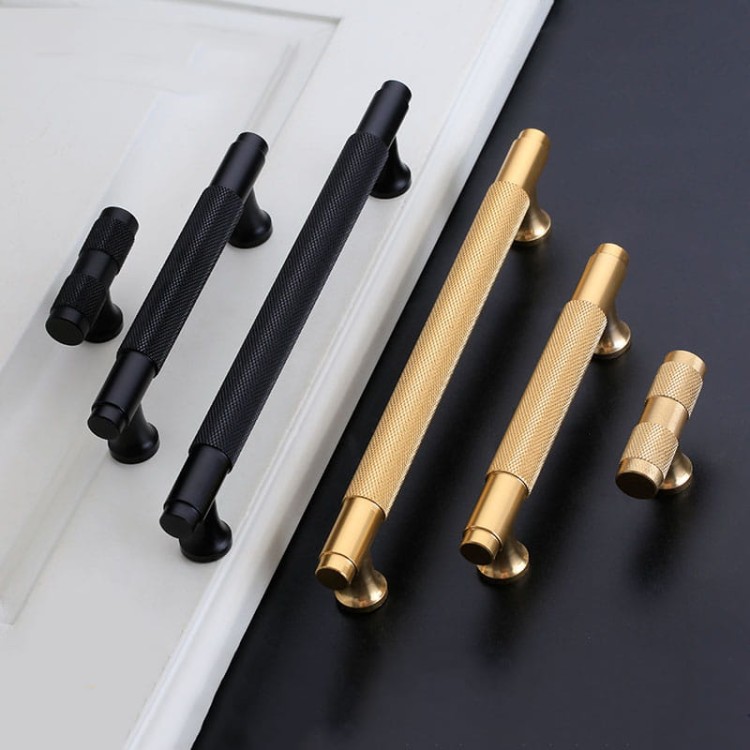 Möbelgriff Montana Schwarz/Gold – gerändelter T-Bar-Griff im Industrial-Stil, erhältlich in 128 mm und 160 mm – egriffe.at