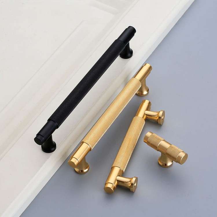 Möbelgriff Montana Schwarz/Gold – gerändelter T-Bar-Griff im Industrial-Stil, erhältlich in 128 mm und 160 mm – egriffe.at