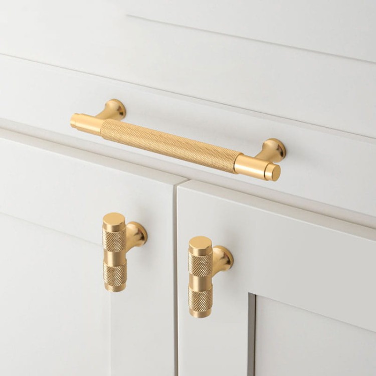 Möbelgriff Montana Schwarz/Gold – gerändelter T-Bar-Griff im Industrial-Stil, erhältlich in 128 mm und 160 mm – egriffe.de