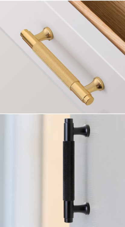 Möbelgriff Montana Schwarz/Gold – gerändelter T-Bar-Griff im Industrial-Stil, erhältlich in 128 mm und 160 mm – egriffe.de