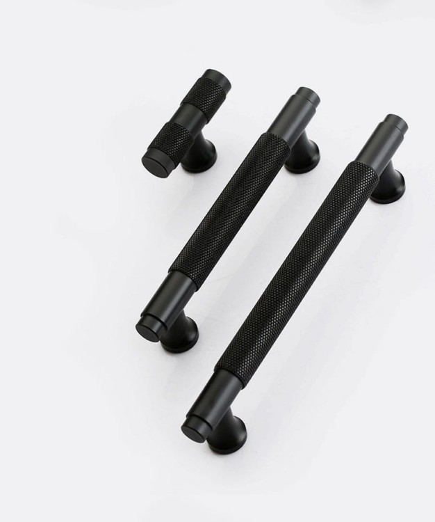 Möbelgriff Montana Schwarz/Gold – gerändelter T-Bar-Griff im Industrial-Stil, erhältlich in 128 mm und 160 mm – egriffe.at