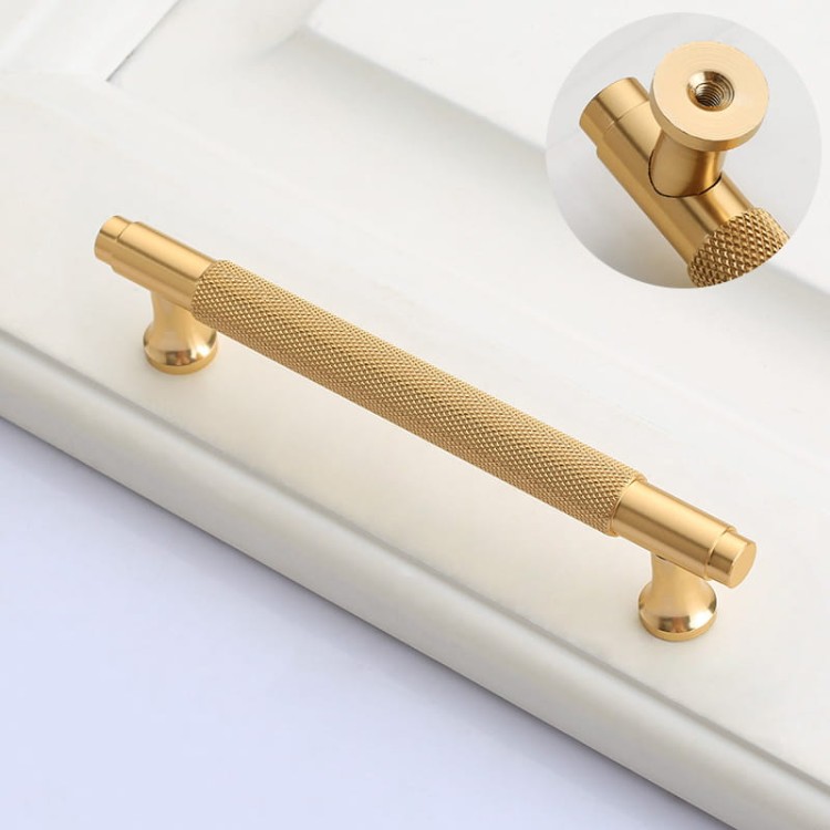 Möbelgriff Montana Schwarz/Gold – gerändelter T-Bar-Griff im Industrial-Stil, erhältlich in 128 mm und 160 mm – egriffe.at