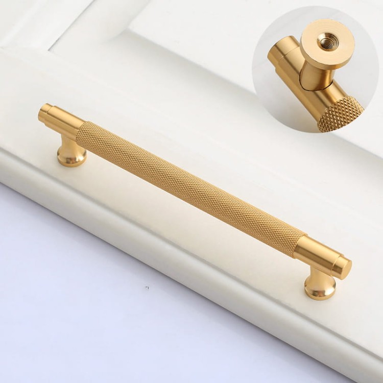 Möbelgriff Montana Schwarz/Gold – gerändelter T-Bar-Griff im Industrial-Stil, erhältlich in 128 mm und 160 mm – egriffe.de