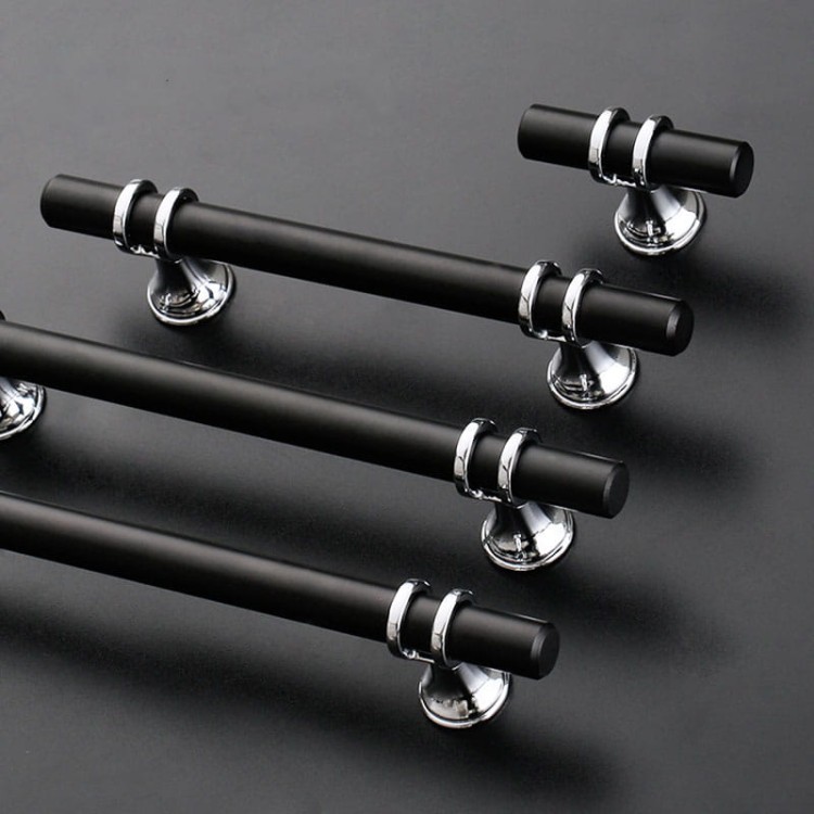 Möbelgriff Pina – eleganter T-Bar-Griff mit dekorativen Stützen in Schwarz-Gold oder Schwarz-Chrom. Als Knopf sowie in 96, 128 und 160 mm erhältlich. Ideal für Schränke, Kommoden und Schiebetüren – egriffe.de