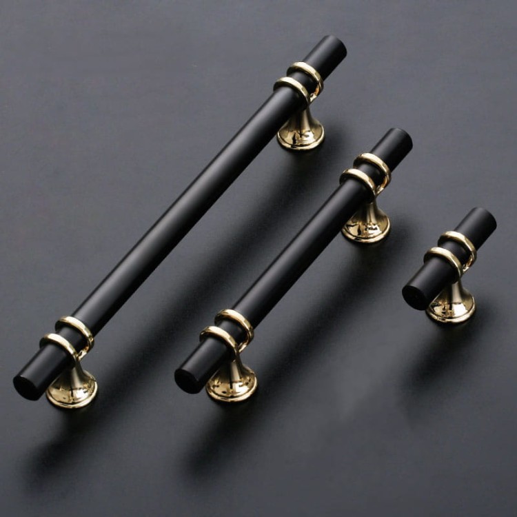 Möbelgriff Pina – eleganter T-Bar-Griff mit dekorativen Stützen in Schwarz-Gold oder Schwarz-Chrom. Als Knopf sowie in 96, 128 und 160 mm erhältlich. Ideal für Schränke, Kommoden und Schiebetüren – egriffe.de