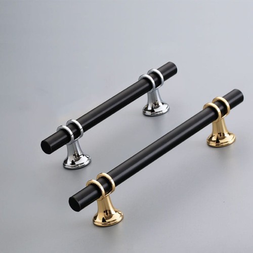 Möbelgriff Pina – eleganter T-Bar-Griff mit dekorativen Stützen in Schwarz-Gold oder Schwarz-Chrom. Als Knopf sowie in 96, 128 und 160 mm erhältlich. Ideal für Schränke, Kommoden und Schiebetüren – egriffe.at