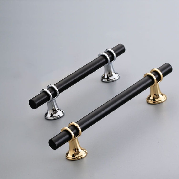 Möbelgriff Pina – eleganter T-Bar-Griff mit dekorativen Stützen in Schwarz-Gold oder Schwarz-Chrom. Als Knopf sowie in 96, 128 und 160 mm erhältlich. Ideal für Schränke, Kommoden und Schiebetüren – egriffe.de