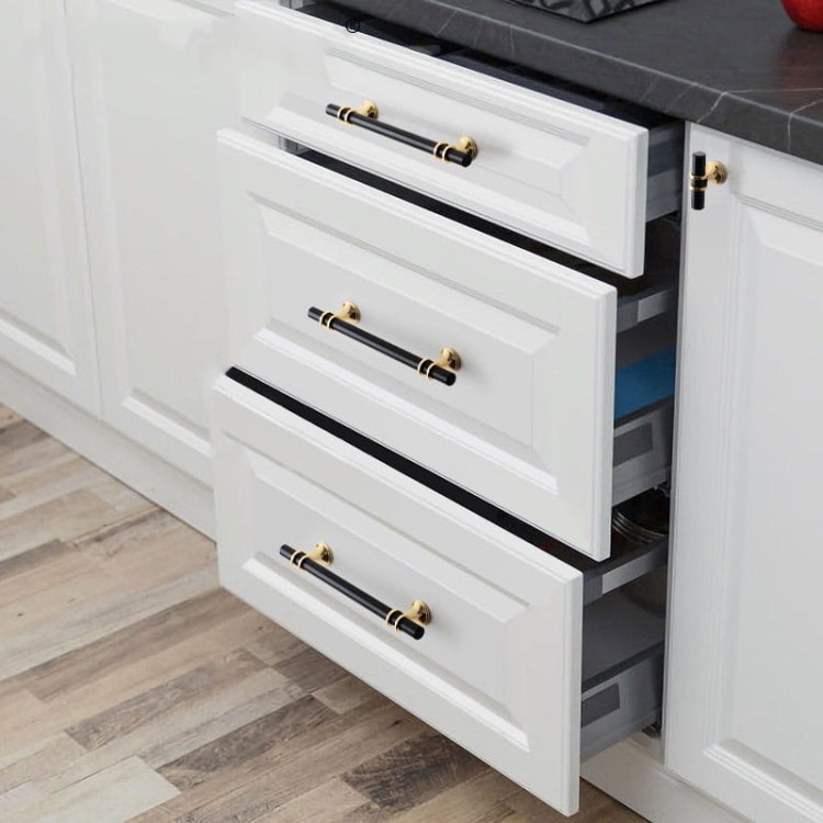 Möbelgriff Pina – eleganter T-Bar-Griff mit dekorativen Stützen in Schwarz-Gold oder Schwarz-Chrom. Als Knopf sowie in 96, 128 und 160 mm erhältlich. Ideal für Schränke, Kommoden und Schiebetüren – egriffe.de