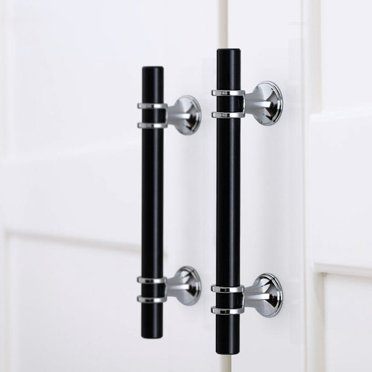 Möbelgriff Pina – eleganter T-Bar-Griff mit dekorativen Stützen in Schwarz-Gold oder Schwarz-Chrom. Als Knopf sowie in 96, 128 und 160 mm erhältlich. Ideal für Schränke, Kommoden und Schiebetüren – egriffe.de