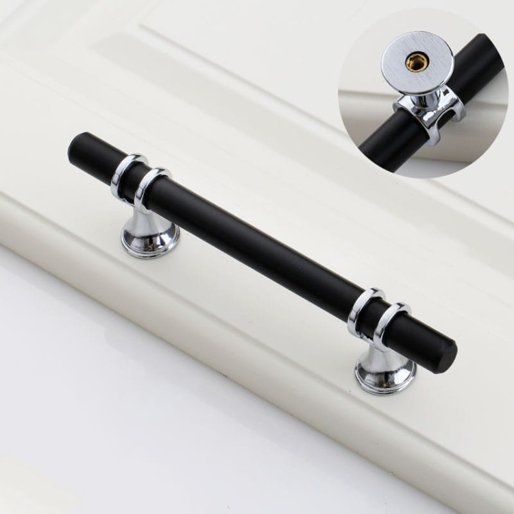 Möbelgriff Pina – eleganter T-Bar-Griff mit dekorativen Stützen in Schwarz-Gold oder Schwarz-Chrom. Als Knopf sowie in 96, 128 und 160 mm erhältlich. Ideal für Schränke, Kommoden und Schiebetüren – egriffe.de