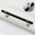 Möbelgriff Pina – eleganter T-Bar-Griff mit dekorativen Stützen in Schwarz-Gold oder Schwarz-Chrom. Als Knopf sowie in 96, 128 und 160 mm erhältlich. Ideal für Schränke, Kommoden und Schiebetüren – egriffe.de