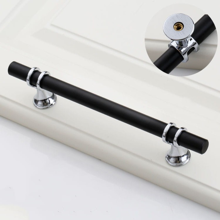 Möbelgriff Pina – eleganter T-Bar-Griff mit dekorativen Stützen in Schwarz-Gold oder Schwarz-Chrom. Als Knopf sowie in 96, 128 und 160 mm erhältlich. Ideal für Schränke, Kommoden und Schiebetüren – egriffe.de