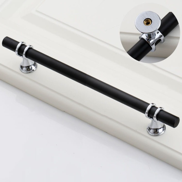 Möbelgriff Pina – eleganter T-Bar-Griff mit dekorativen Stützen in Schwarz-Gold oder Schwarz-Chrom. Als Knopf sowie in 96, 128 und 160 mm erhältlich. Ideal für Schränke, Kommoden und Schiebetüren – egriffe.de