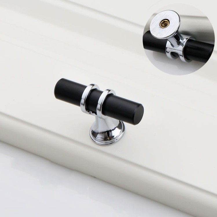 Möbelgriff Pina – eleganter T-Bar-Griff mit dekorativen Stützen in Schwarz-Gold oder Schwarz-Chrom. Als Knopf sowie in 96, 128 und 160 mm erhältlich. Ideal für Schränke, Kommoden und Schiebetüren – egriffe.de