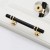 Möbelgriff Pina – eleganter T-Bar-Griff mit dekorativen Stützen in Schwarz-Gold oder Schwarz-Chrom. Als Knopf sowie in 96, 128 und 160 mm erhältlich. Ideal für Schränke, Kommoden und Schiebetüren – egriffe.de