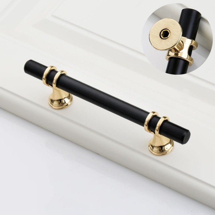 Möbelgriff Pina – eleganter T-Bar-Griff mit dekorativen Stützen in Schwarz-Gold oder Schwarz-Chrom. Als Knopf sowie in 96, 128 und 160 mm erhältlich. Ideal für Schränke, Kommoden und Schiebetüren – egriffe.de