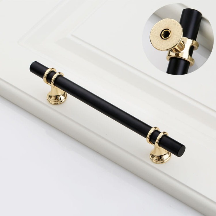 Möbelgriff Pina – eleganter T-Bar-Griff mit dekorativen Stützen in Schwarz-Gold oder Schwarz-Chrom. Als Knopf sowie in 96, 128 und 160 mm erhältlich. Ideal für Schränke, Kommoden und Schiebetüren – egriffe.de