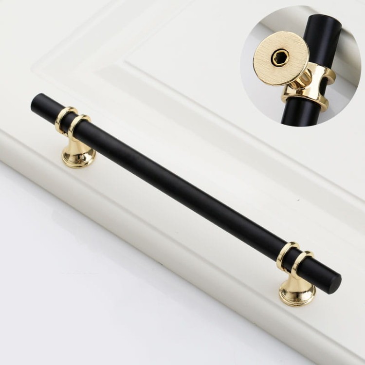 Möbelgriff Pina – eleganter T-Bar-Griff mit dekorativen Stützen in Schwarz-Gold oder Schwarz-Chrom. Als Knopf sowie in 96, 128 und 160 mm erhältlich. Ideal für Schränke, Kommoden und Schiebetüren – egriffe.de
