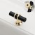 Möbelgriff Pina – eleganter T-Bar-Griff mit dekorativen Stützen in Schwarz-Gold oder Schwarz-Chrom. Als Knopf sowie in 96, 128 und 160 mm erhältlich. Ideal für Schränke, Kommoden und Schiebetüren – egriffe.de