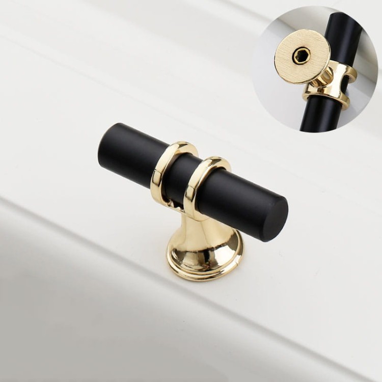 Möbelgriff Pina – eleganter T-Bar-Griff mit dekorativen Stützen in Schwarz-Gold oder Schwarz-Chrom. Als Knopf sowie in 96, 128 und 160 mm erhältlich. Ideal für Schränke, Kommoden und Schiebetüren – egriffe.at