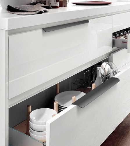 Möbelgriff Antonio – Kantengriff mit ergonomisch abgerundeter Front in gebürstetem Gold, Kaffeegold, Schwarz, Weiß und Grau. Ideal für moderne Küchen- und Wohnmöbel – egriffe.de
