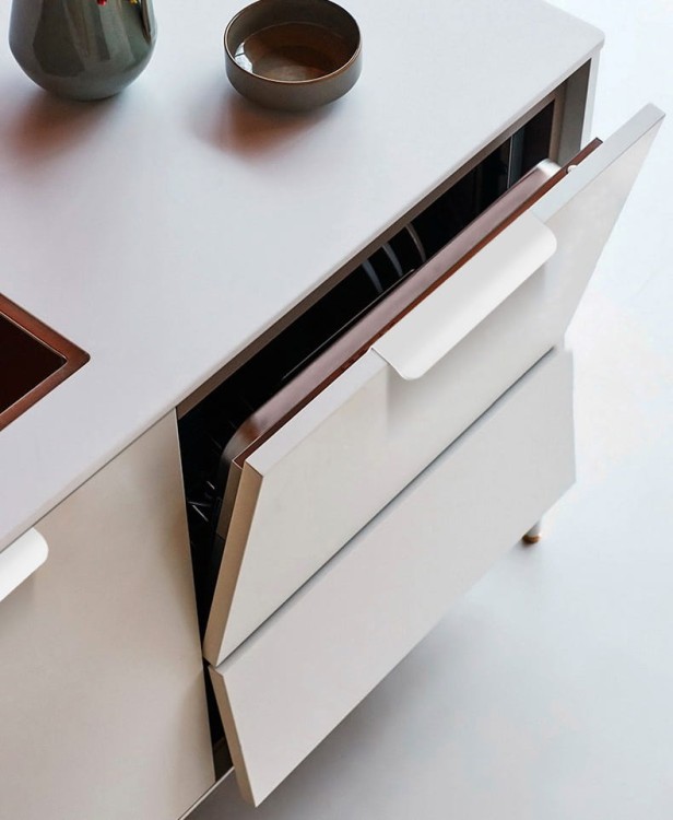 Möbelgriff Antonio – Kantengriff mit ergonomisch abgerundeter Front in gebürstetem Gold, Kaffeegold, Schwarz, Weiß und Grau. Ideal für moderne Küchen- und Wohnmöbel – egriffe.at