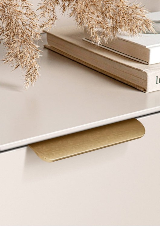 Möbelgriff Antonio – Kantengriff mit ergonomisch abgerundeter Front in gebürstetem Gold, Kaffeegold, Schwarz, Weiß und Grau. Ideal für moderne Küchen- und Wohnmöbel – egriffe.at