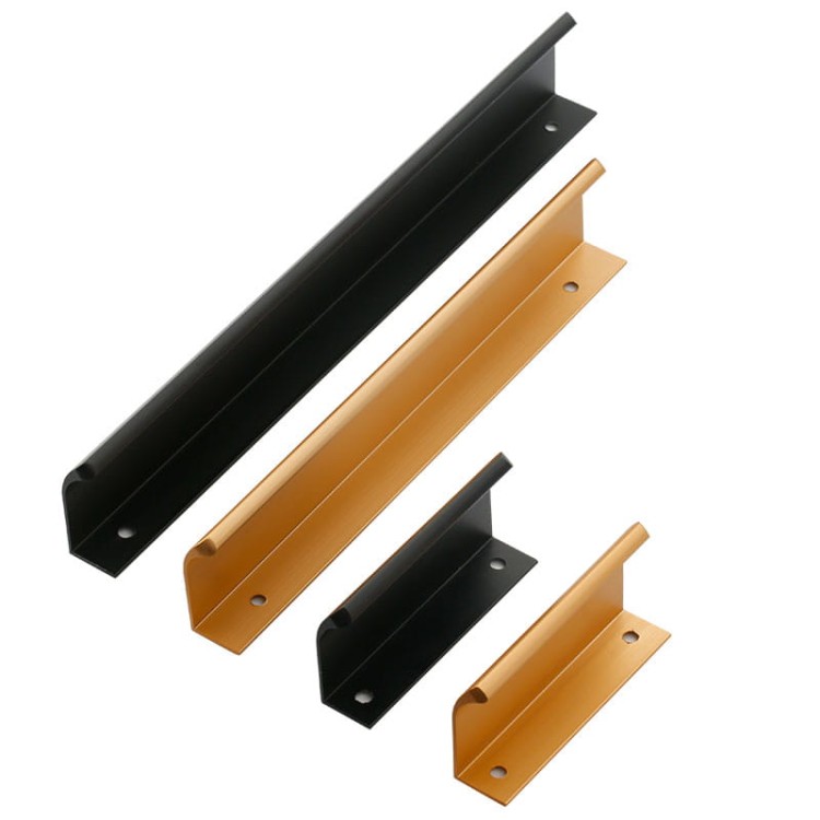 Möbelgriff Isabel – Aluminium-Kantengriff für die obere Frontkante in Schwarz und Champagnergold. Erhältlich in Größen von 64 bis 960 mm – egriffe.de