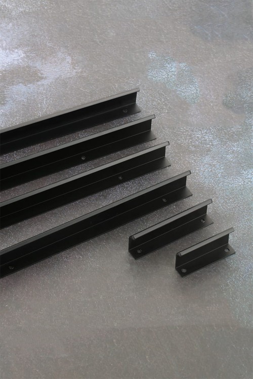 Möbelgriff Isabel – Aluminium-Kantengriff für die obere Frontkante in Schwarz und Champagnergold. Erhältlich in Größen von 64 bis 960 mm – egriffe.de