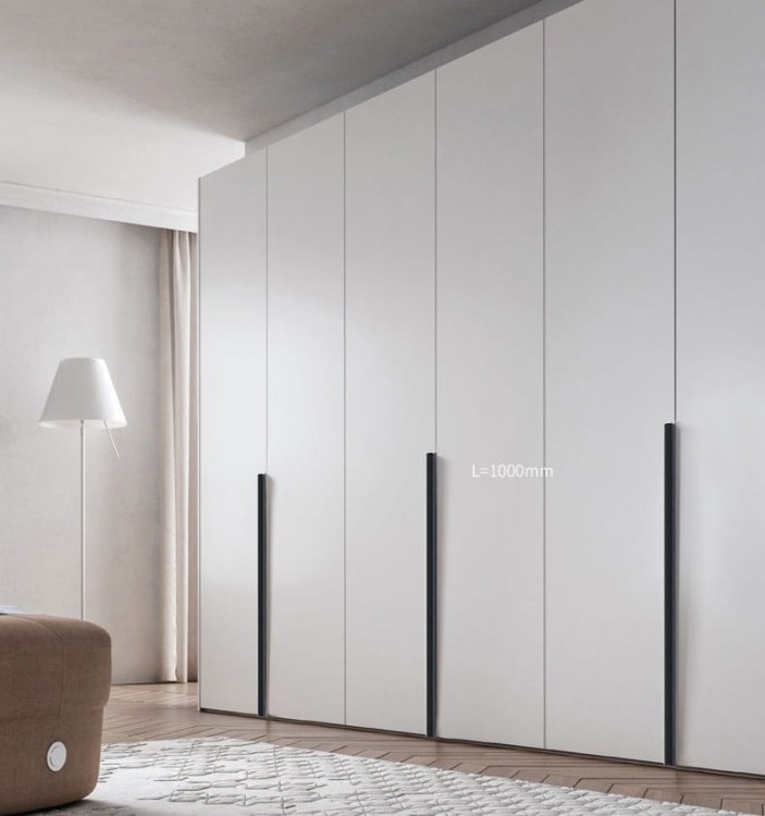Möbelgriff Isabel – Aluminium-Kantengriff für die obere Frontkante in Schwarz und Champagnergold. Erhältlich in Größen von 64 bis 960 mm – egriffe.de