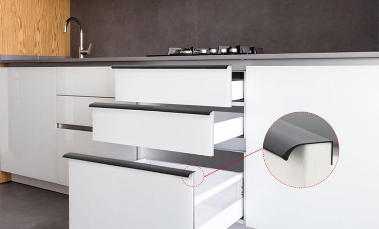Möbelgriff Isabel – Aluminium-Kantengriff für die obere Frontkante in Schwarz und Champagnergold. Erhältlich in Größen von 64 bis 960 mm – egriffe.de