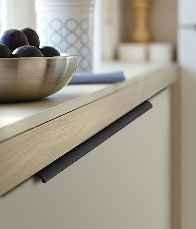 Möbelgriff Isabel – Aluminium-Kantengriff für die obere Frontkante in Schwarz und Champagnergold. Erhältlich in Größen von 64 bis 960 mm – egriffe.de