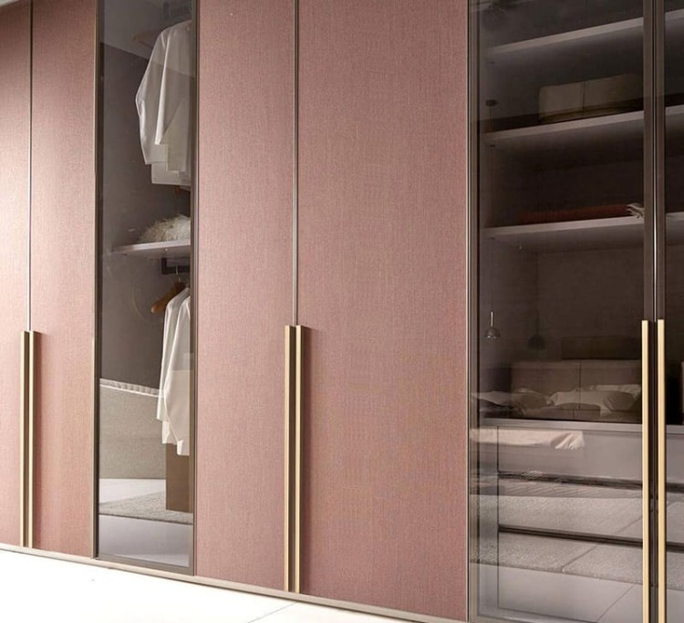Möbelgriff Jimba – rechteckiger linearer Aluminiumgriff in Schwarz, gebürstetem Gold und Champagnergold. Lochabstände: Einzelbohrung, 96, 128, 192, 320, 576 und 768 mm – egriffe.at