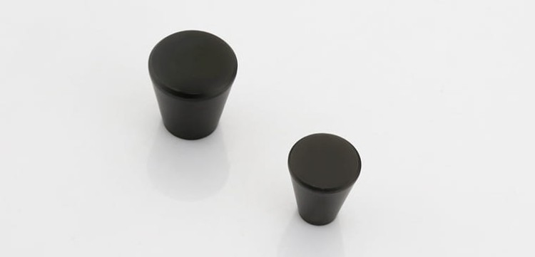 Möbelknopf Claro – moderner minimalistischer Knopf in gebürstetem Gold oder Schwarz, für Schränke, Kommoden, Schubladen sowie Küchen- und Badmöbel – egriffe.de