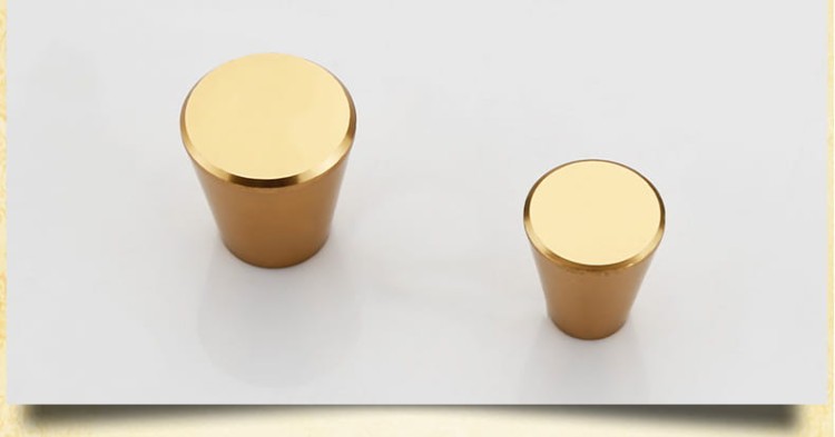 Möbelknopf Claro – moderner minimalistischer Knopf in gebürstetem Gold oder Schwarz, für Schränke, Kommoden, Schubladen sowie Küchen- und Badmöbel – egriffe.at