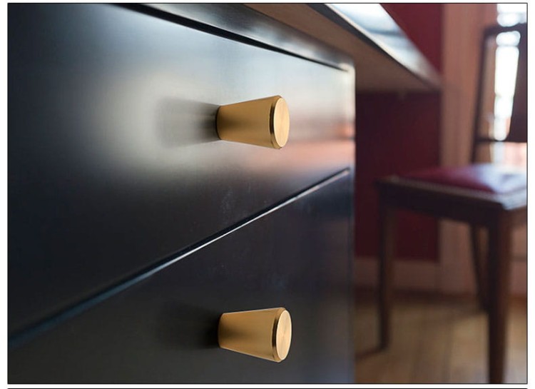 Möbelknopf Claro – moderner minimalistischer Knopf in gebürstetem Gold oder Schwarz, für Schränke, Kommoden, Schubladen sowie Küchen- und Badmöbel – egriffe.de