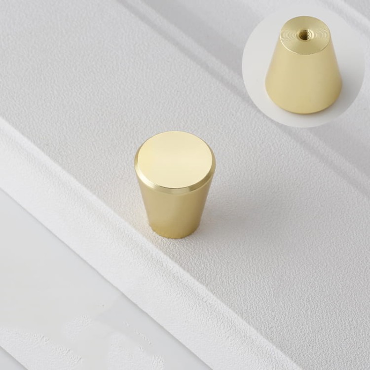 Möbelknopf Claro – moderner minimalistischer Knopf in gebürstetem Gold oder Schwarz, für Schränke, Kommoden, Schubladen sowie Küchen- und Badmöbel – egriffe.de