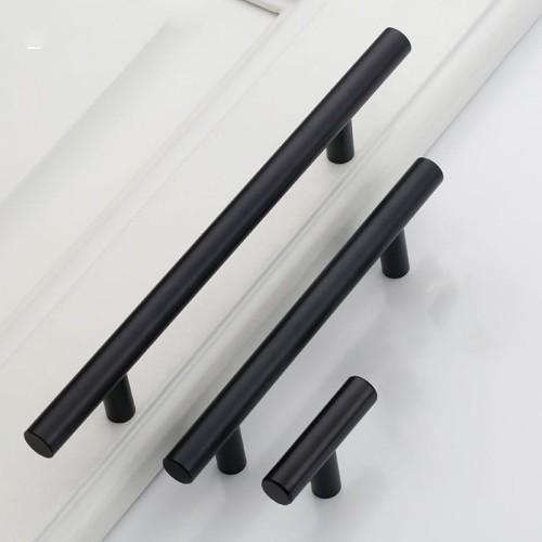Möbelgriff Uno – T-Bar-Griff mit rundem Profil in Schwarz und gebürstetem Gold. Erhältlich als T-Bar-Knopf sowie in 96, 128, 160, 256, 512 und 850 mm – egriffe.at