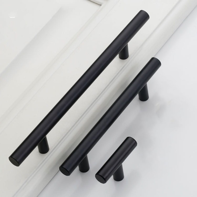 Möbelgriff Uno – T-Bar-Griff mit rundem Profil in Schwarz und gebürstetem Gold. Erhältlich als T-Bar-Knopf sowie in 96, 128, 160, 256, 512 und 850 mm – egriffe.de