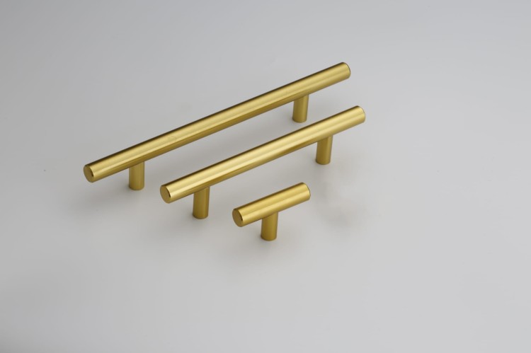Möbelgriff Uno – T-Bar-Griff mit rundem Profil in Schwarz und gebürstetem Gold. Erhältlich als T-Bar-Knopf sowie in 96, 128, 160, 256, 512 und 850 mm – egriffe.de