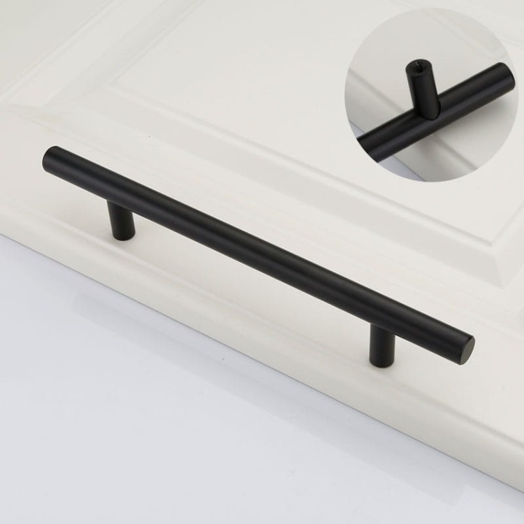Möbelgriff Uno – T-Bar-Griff mit rundem Profil in Schwarz und gebürstetem Gold. Erhältlich als T-Bar-Knopf sowie in 96, 128, 160, 256, 512 und 850 mm – egriffe.at