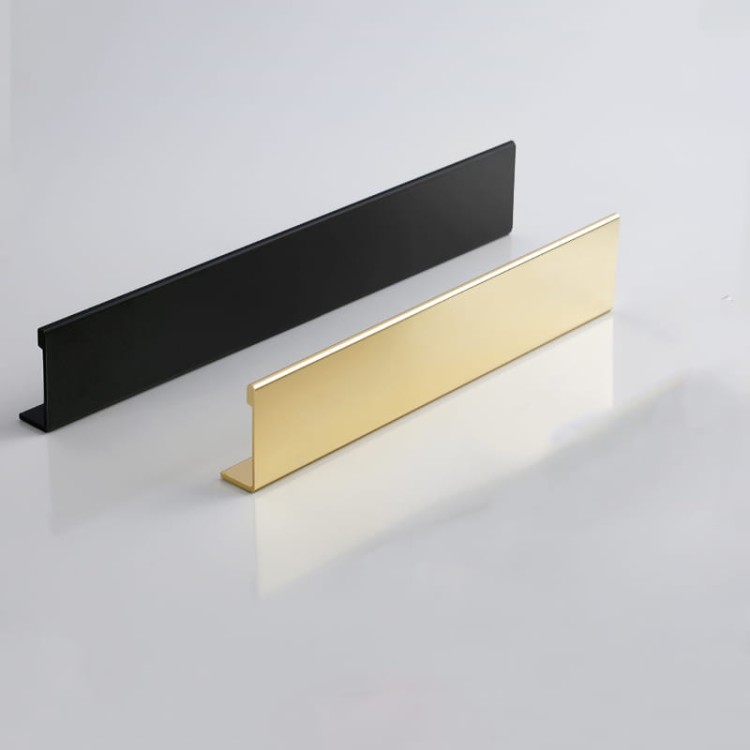 Möbelgriff Tres – aufliegender Aluminiumgriff, von vorn verschraubt, mit schlanker gerader Linie für moderne Fronten ohne Fräsung. Farben: Mattschwarz und gebürstetes Gold, Lochabstände 128, 160 und 192 mm – egriffe.de